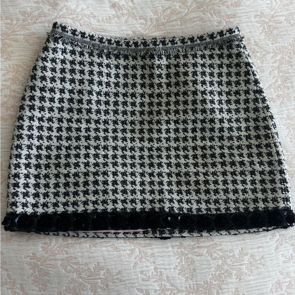 Le Superbe
Rosebud Houndstooth Tweed Mini Skirt size 4( small)
Never worn